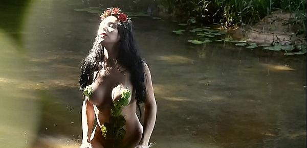  Pérola  Martinez em EVA NO PARAISO - videoclipe do ensaio fotográfico